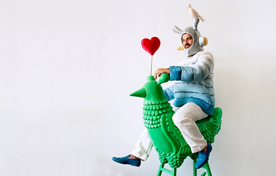 Jaime Hayon montando en Green Chicken, Design Museum in Holon, Israel. Jaime Hayon montando en Green Chicken, Design Museum in Holon, Israel.