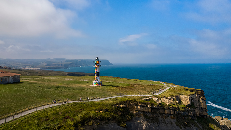 La obra de Okuda «Cantabria infinita» realizada en el Faro de Ajo. Foto de Beatriz Carretero y Omar. Artista Okuda San Miguel, obra Infinite Cantabria 2020, vista general.