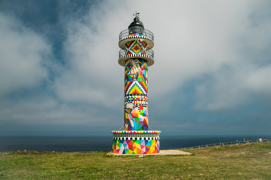 Cantabria infinita, intervención de Okuda San Miguel en el Faro de Ajo en Cantabria. Foto de Beatriz Carretero y Omar. Artista Okuda San Miguel obra Infinite Cantabria 2020.