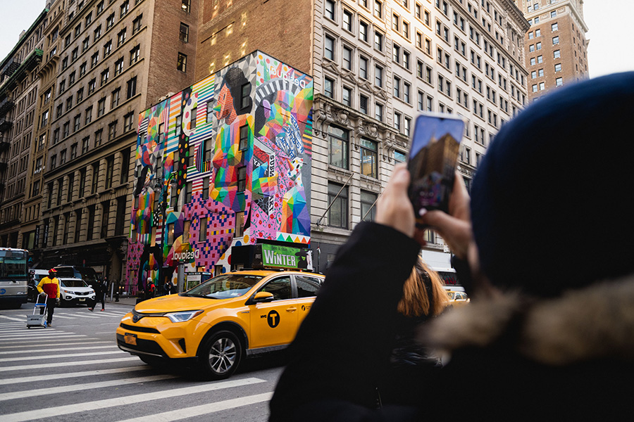 Multiculture Freedom, obra del año 2019 del artista Okuda San Miguel en la ciudad de Nueva York. Artista Okuda San Miguel, obra Multiculture Freedom Statue NYC 2019.