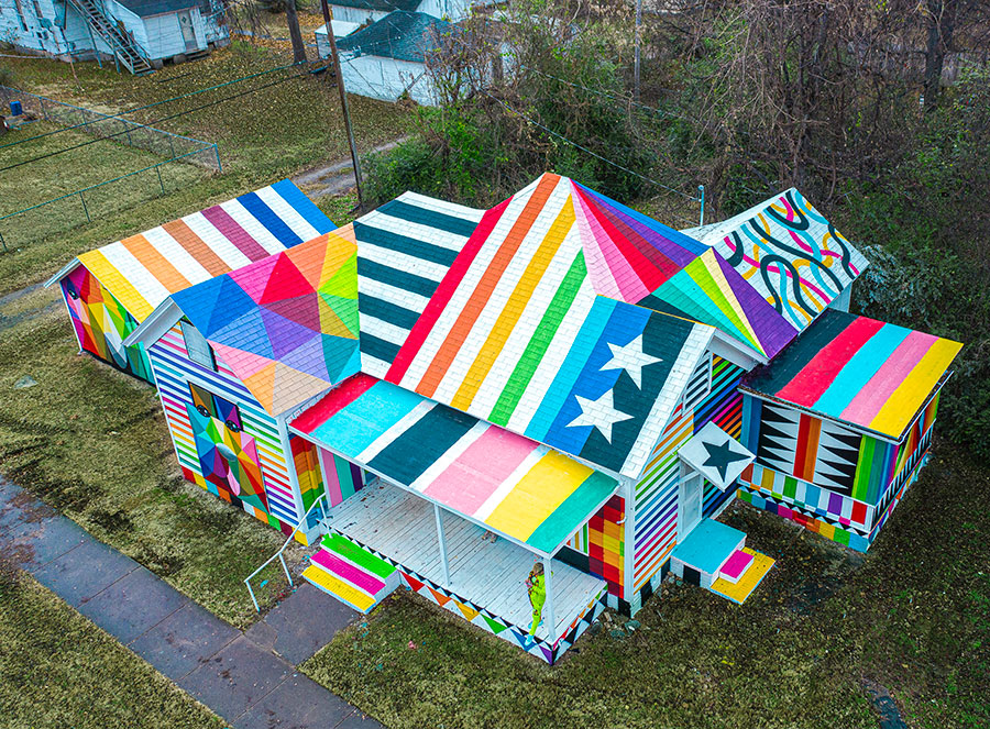 The Rainbow Embassy obra del artista Okuda San Miguel en Arkansas, año 2019. Artista Okuda San Miguel, obra The Rainbow Embassy, Arkansas December 2019.
