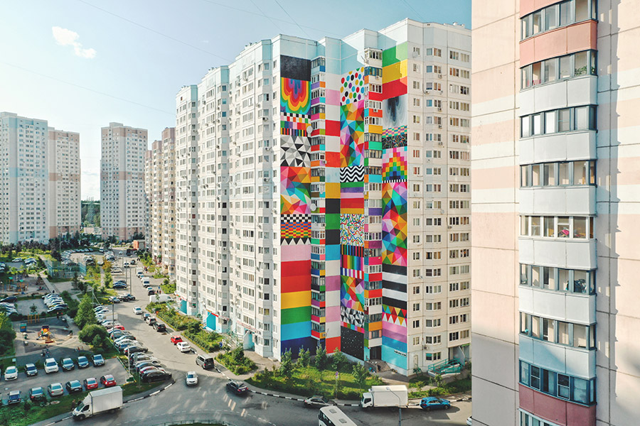 Flags of freedom, obra del año 2019 de Okuda San Miguel en un edificio de viviendas de Moscú. Foto de Andrew Gubenko. Artista Okuda San Miguel, obra en Moscú Flags of freedom 2019.