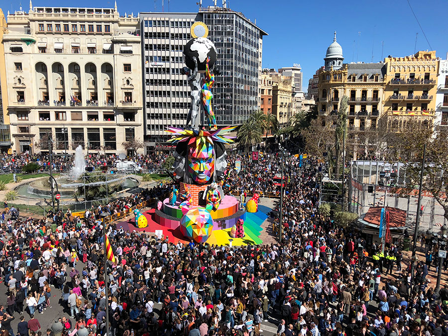 La falla que el artista Okuda San Miguel realizó en la ciudad de Valencia en el año 2018. Foto de Martha Cooper. La falla que el artista Okuda San Miguel realizó en la ciudad de Valencia en el año 2018. Foto de Martha Cooper.