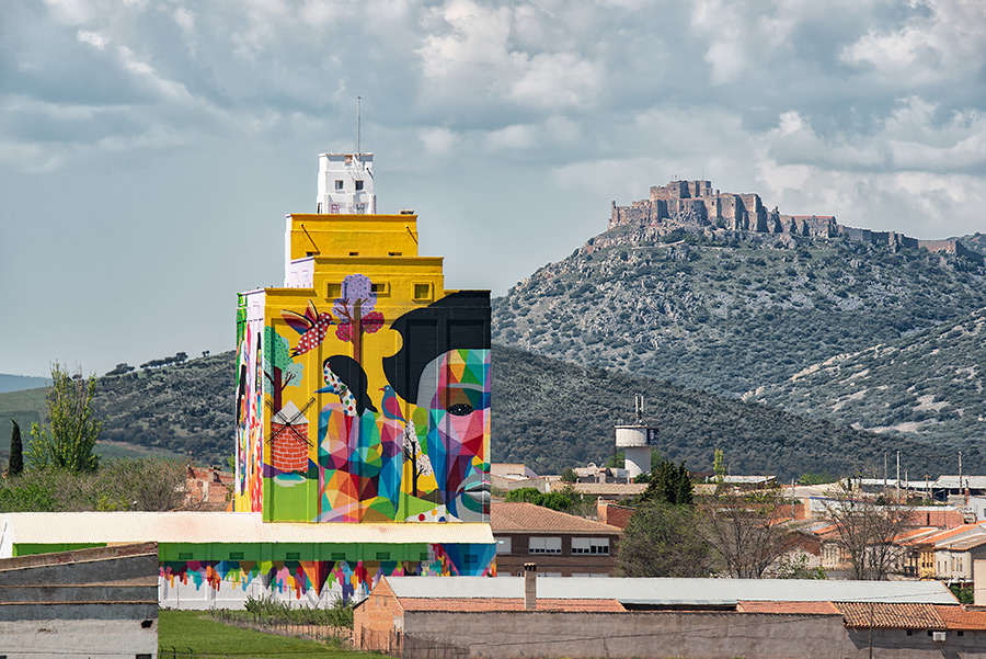 Titanes, obra de Okuda San Miguel realizada en Calzada de Calatrava (La Mancha) en el año 2019. Foto de Rivera y Donas. Titanes, obra de Okuda San Miguel realizada en Calzada de Calatrava (La Mancha) en el año 2019. Foto de Rivera y Donas.