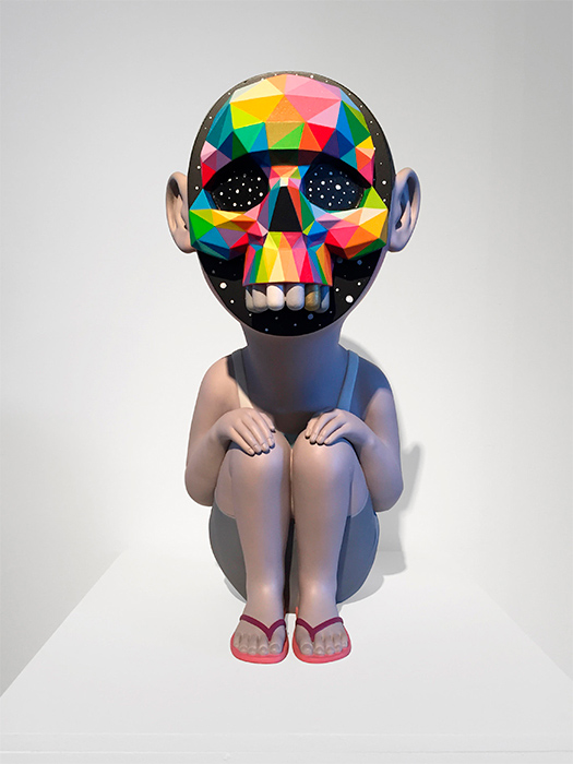 Obra de Okuda San Miguel, Bad Dream, escultura en cerámica y fibra de vidrio. Obra de Okuda San Miguel Bad Dream, escultura en cerámica y fibra de vidrio, vista 1.