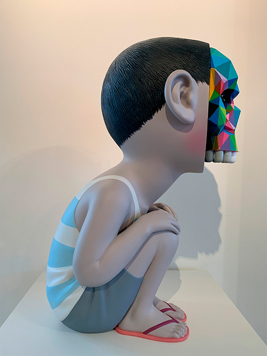 Obra de Okuda San Miguel Bad Dream, escultura en cerámica y fibra de vidrio, vista 2.