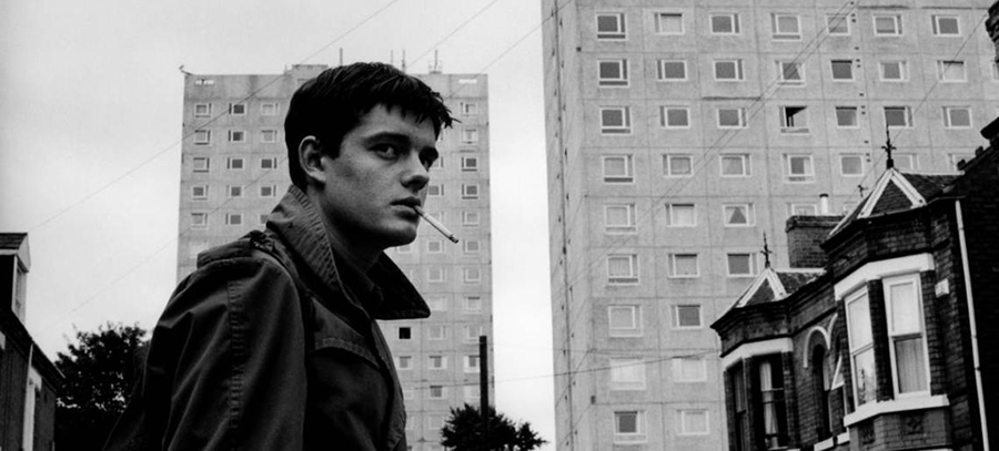Imagen de la película "Control" de Anton Corbijn con el actor Sam Riley haciendo de Ian Curtis, el líder de la mítica banda Joy Division.