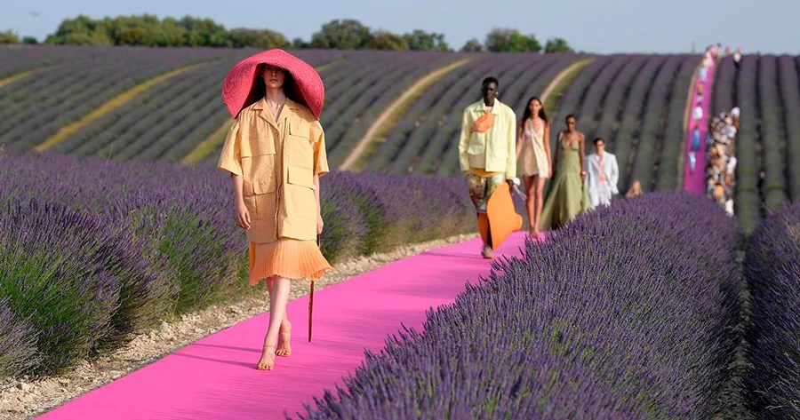 Desfile Jacquemus en campo de lavanda, imagen 2