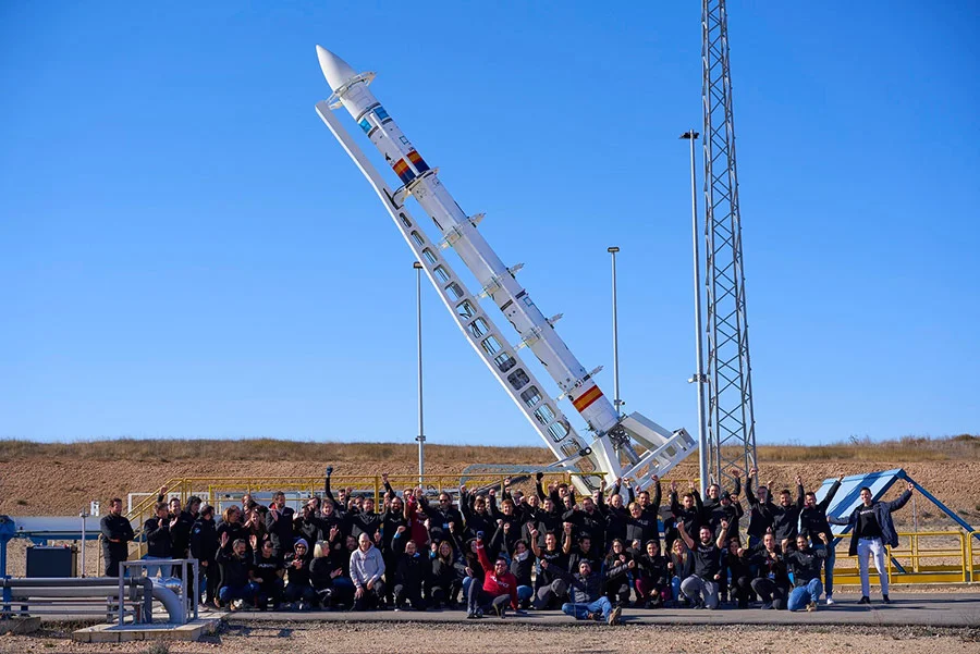 El equipo de PLD Space con el cohete Miura 1 El equipo de PLD Space con el cohete Miura 1