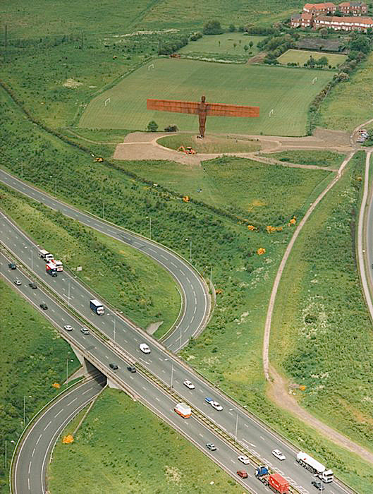 Angel of the North, escultura gigante del escultor inglés Antony Gormley, vista 4