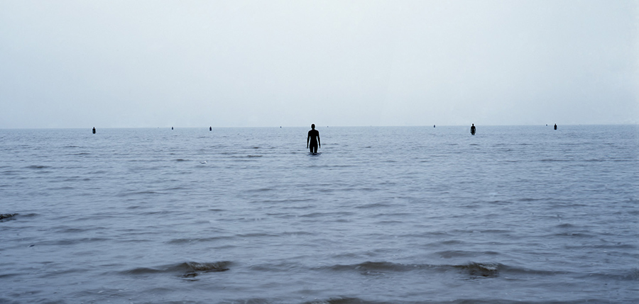 Another Place, instalación artística de Antony Gormley en la playa de Crosby Beach cerca de Liverpool, vista 1.