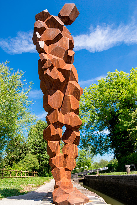 Escultor Antony Gormley, escultura hombre de hierro en conmemoración de los canales ingleses.