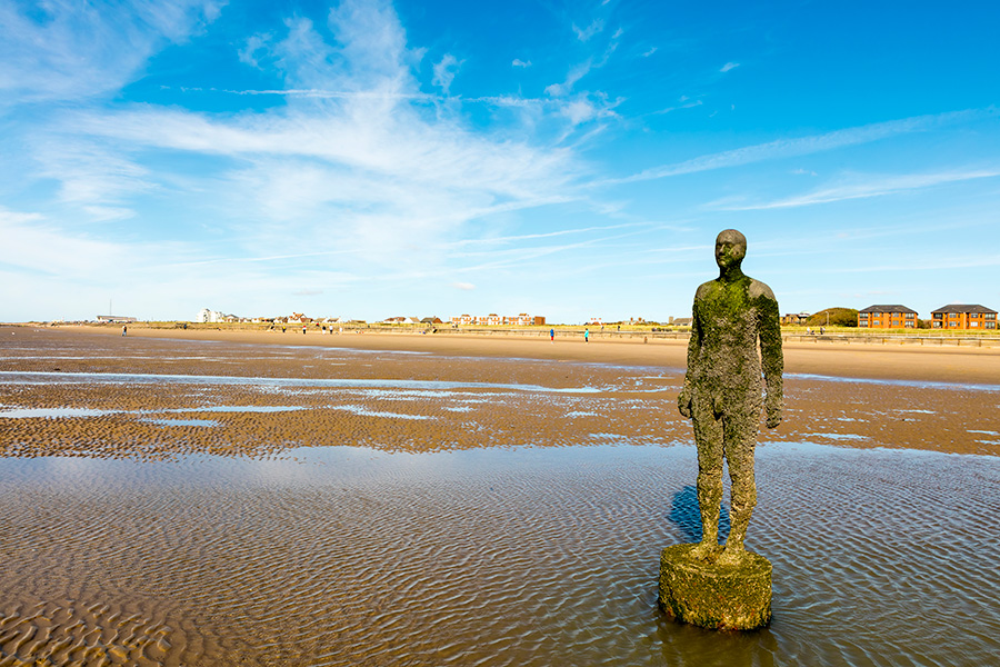 escultor Antony Gormley, obra Another Place, detalle de la base de la escultura
