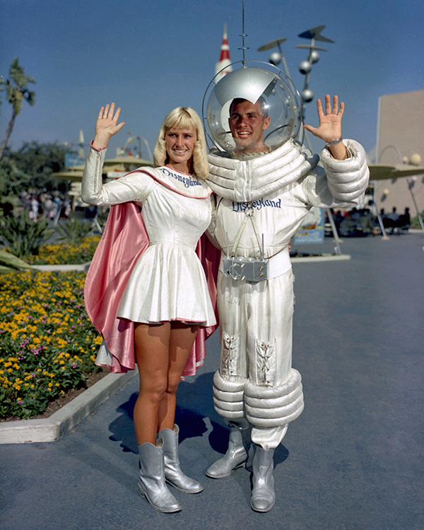 Influencia Googie en el Parque de Atracciones Tomorrowland, astronautas futuristas. Influencia Googie en el Parque de Atracciones Tomorrowland, astronautas futuristas.