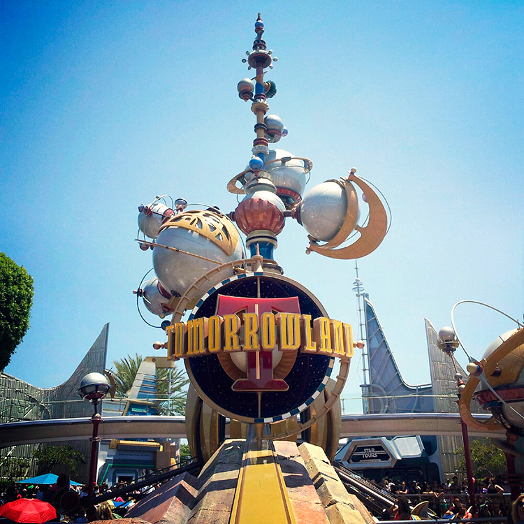 Logo Parque de atracciones Disney Tomorrowland inspirado en el estilo Googie Logo Parque de atracciones Disney Tomorrowland inspirado en el estilo Googie