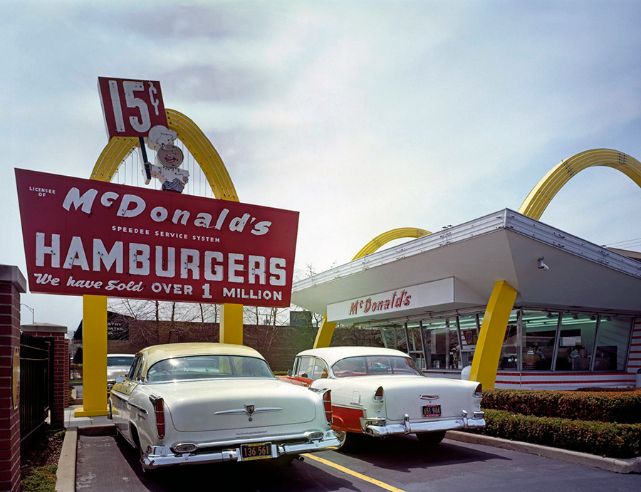 Restaurante McDonalds en Chicago, Illinois realizado en el estilo de arquitectura Googie Restaurante McDonalds en Chicago, Illinois realizado en el estilo de arquitectura Googie