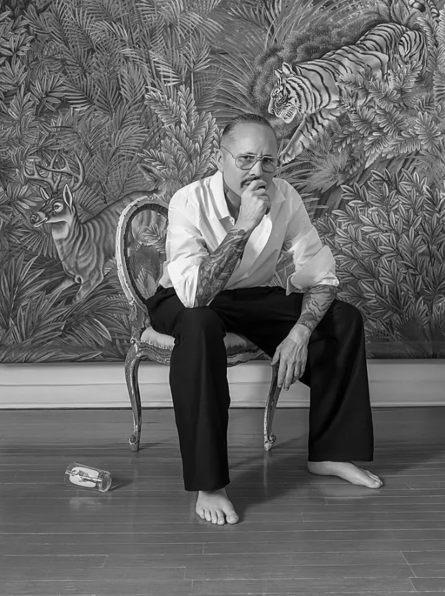 Qui etes vous monsieur Courreges. Quién es usted señor Courrège.