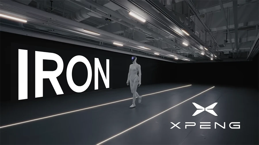 El Robot IRON de XPENG caminando a través de en una pasarela tecnológica
