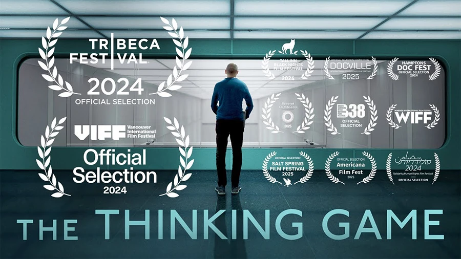 Cartel del documental The Thinking Game, premiado en el Festival de Tribeca, sobre la fascinante odisea de Demis Hassabis y DeepMind para resolver el mayor puzle de la biología, la IA resolvió el plegamiento de proteínas.