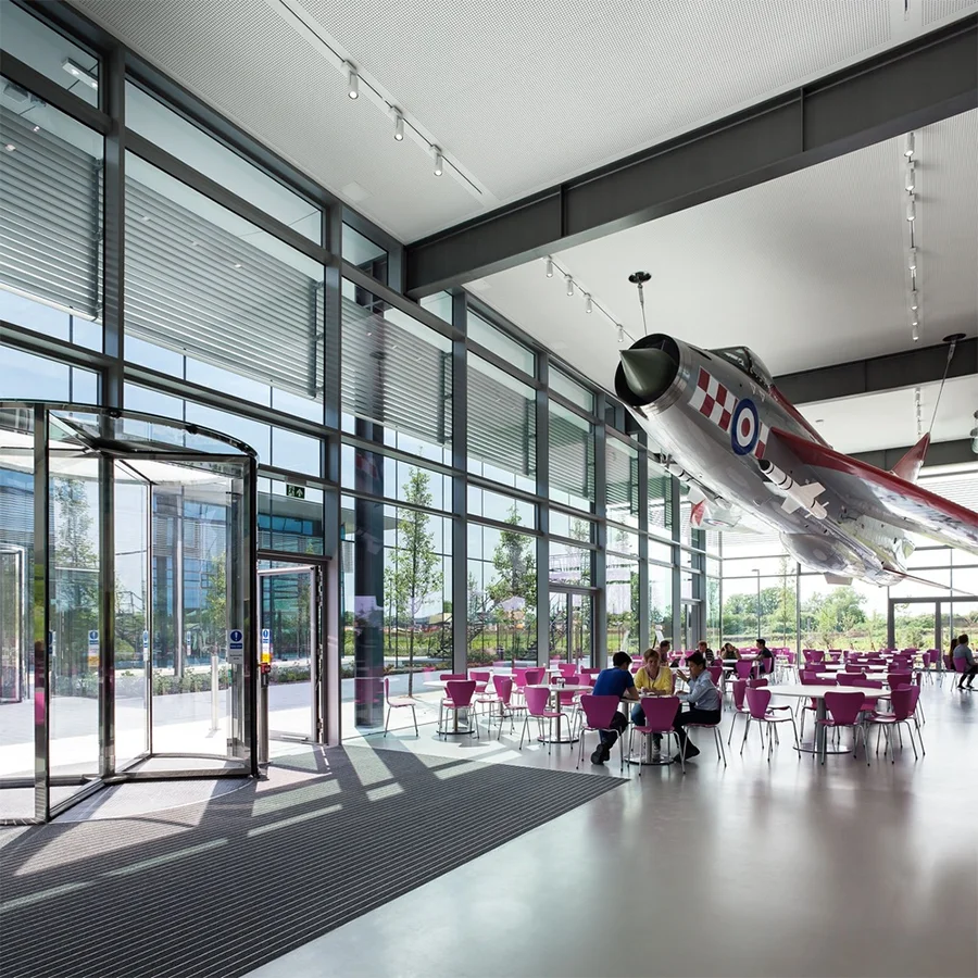 El Hangar en el Campus Dyson con el caza de combate English Electric Lightning