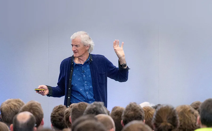 James Dyson haciendo una presentación